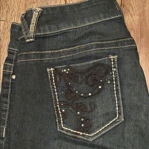 Maurices Denim Capris with Cute Back Pocket Detail Size L